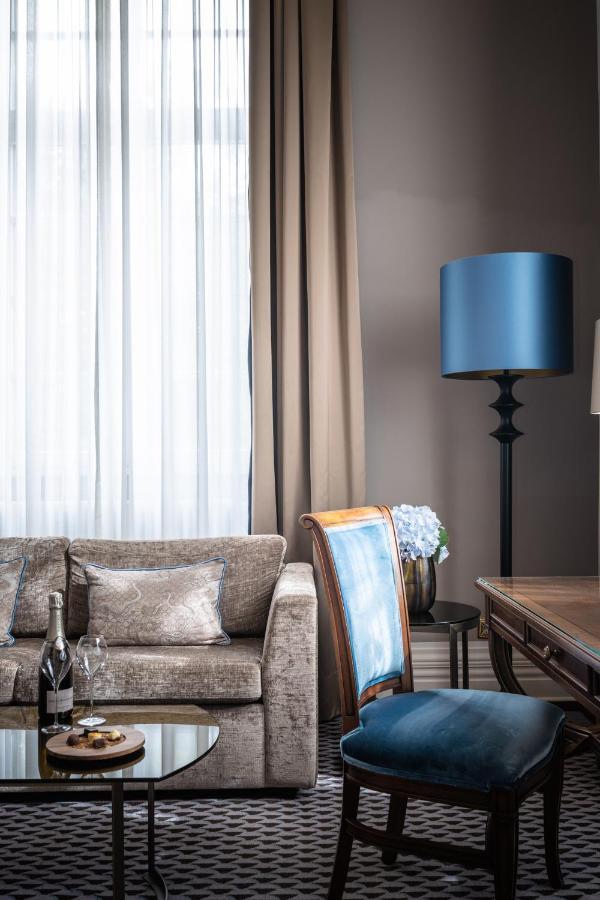 Althoff Grandhotel Schloss Bensberg Bergisch Gladbach Exterior photo A living room with a blue lampshade