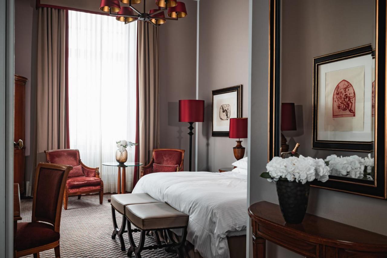 Althoff Grandhotel Schloss Bensberg Bergisch Gladbach Exterior photo A room at the hotel