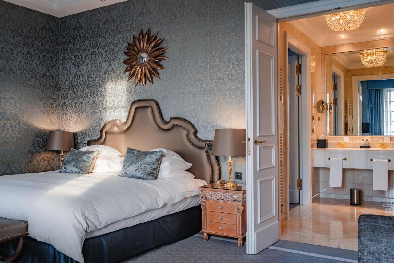 Althoff Grandhotel Schloss Bensberg Bergisch Gladbach Exterior photo A bedroom at the hotel