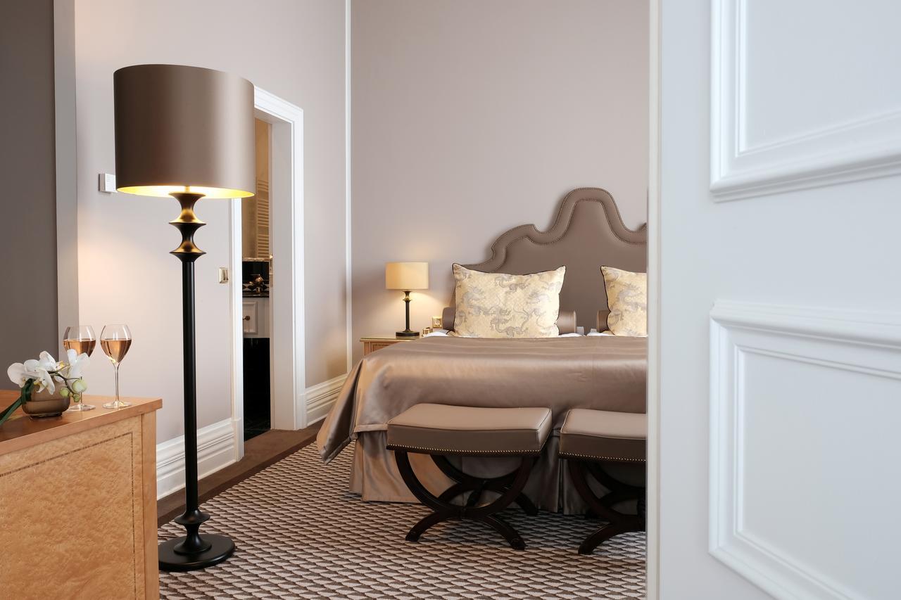 Althoff Grandhotel Schloss Bensberg Bergisch Gladbach Exterior photo A room at the hotel
