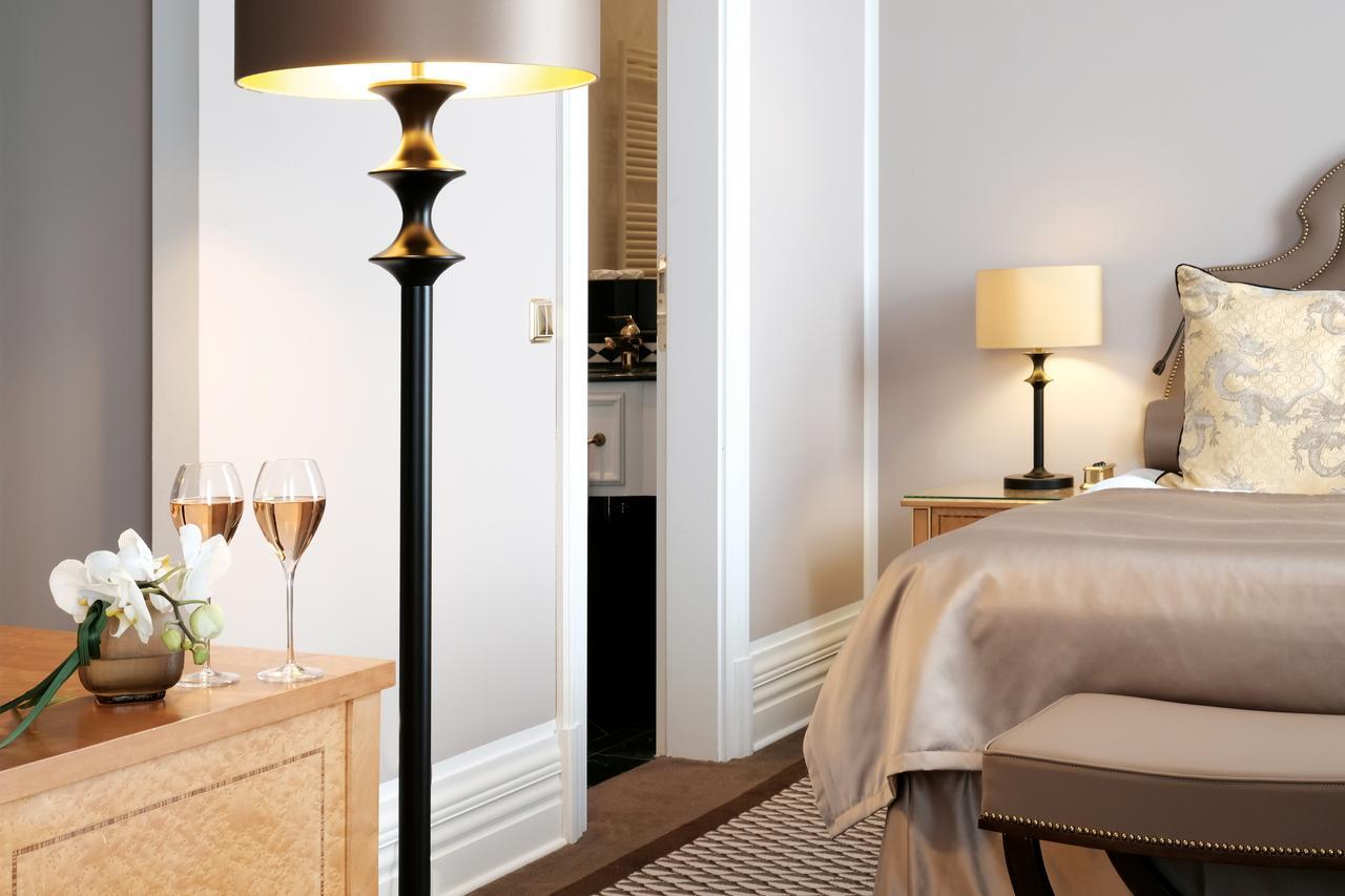 Althoff Grandhotel Schloss Bensberg Bergisch Gladbach Exterior photo Floor lamp
