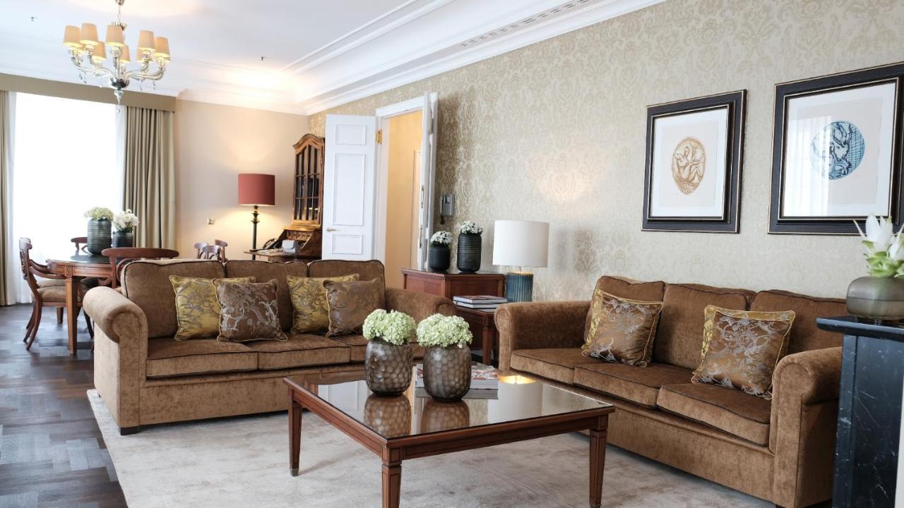 Althoff Grandhotel Schloss Bensberg Bergisch Gladbach Exterior photo A living room at the hotel